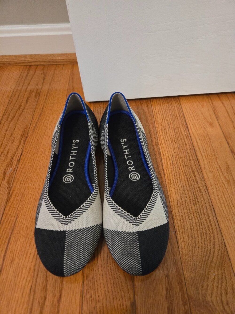 Womens size 8 Black and white Patterned round toe flats
